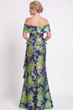 Vestido largo de sirena azul con volantes florales y hombros largos de madre de la novia con abertura
