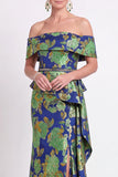 Vestido largo de sirena azul con volantes florales y hombros largos de madre de la novia con abertura