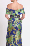 Vestido largo de sirena azul con volantes florales y hombros largos de madre de la novia con abertura