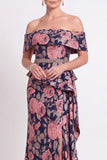 Vestido largo de sirena azul con volantes florales y hombros largos de madre de la novia con abertura