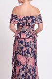Vestido largo de sirena azul con volantes florales y hombros largos de madre de la novia con abertura