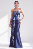 Vestido largo de sirena sin tirantes dorado con volantes de madre de novia