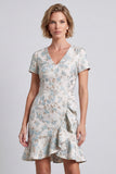 Mini vestido de trabajo azul claro con escote en V, florales y volantes, manga corta