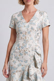 Mini vestido de trabajo azul claro con escote en V, florales y volantes, manga corta