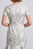 Mini vestido de trabajo azul claro con escote en V, florales y volantes, manga corta