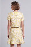Vestido corto corto floral bodycon escote redondo amarillo claro con volantes