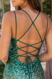 Vestido corto de bienvenida con lentejuelas verdes y doradas con cordones en la espalda