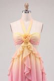 Vestido de bienvenida amarillo y rosa de gasa con escote halter con volantes y flor 3D