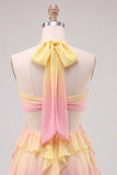 Vestido de bienvenida amarillo y rosa de gasa con escote halter con volantes y flor 3D