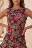 Vestido de bienvenida corto ajustado con escote bateau de flores rojas y volantes