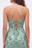 Vestido corto de bienvenida con lentejuelas verdes sin tirantes y encaje en la espalda