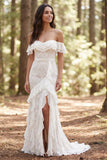 Vestido largo de sirena de encaje marfil descubierto con abertura de volantes