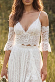 Vestido de novia de línea fina de marfil con tirantes finos y abertura