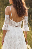 Vestido de novia de línea fina de marfil con tirantes finos y abertura