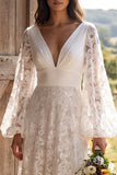 Vestido de novia largo de marfil con flores y escote en V y manga larga línea A-line