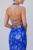Vestido formal largo largo de sirenas azul real con cuello halterdo