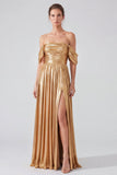 Vestido formal largo de línea en A dorado metálico con hombros descubiertos y abertura