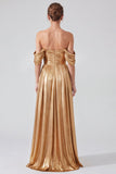 Vestido formal largo de línea en A dorado metálico con hombros descubiertos y abertura