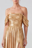 Vestido formal largo de línea en A dorado metálico con hombros descubiertos y abertura
