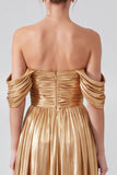 Vestido formal largo de línea en A dorado metálico con hombros descubiertos y abertura