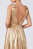Vestido formal largo de escote en V metálico dorado con línea A y abertura