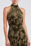 Vestido formal largo de terciopelo floral con escote halter, escote oliva