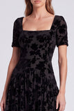 Vestido formal largo de terciopelo floral de cuello cuadrado azul pavo real con mangas cortas
