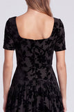 Vestido formal largo de terciopelo floral de cuello cuadrado azul pavo real con mangas cortas