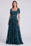 Vestido formal largo de terciopelo floral de cuello cuadrado azul pavo real con mangas cortas