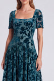 Vestido formal largo de terciopelo floral de cuello cuadrado azul pavo real con mangas cortas