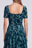 Vestido formal largo de terciopelo floral de cuello cuadrado azul pavo real con mangas cortas