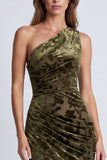Vestido formal largo de sirena floral de un hombro de terciopelo oliva
