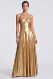 Vestido formal largo de tirantes metálicos de línea A dorado
