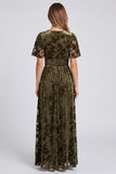 Vestido de madre de la novia con escote en V floral oliva en línea A y abertura