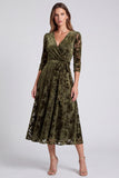Vestido midi floral midi de terciopelo oliva en línea A con escote en V y cinturón