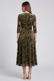 Vestido midi floral midi de terciopelo oliva en línea A con escote en V y cinturón