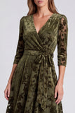 Vestido midi floral midi de terciopelo oliva en línea A con escote en V y cinturón