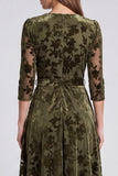 Vestido midi floral midi de terciopelo oliva en línea A con escote en V y cinturón