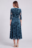 Vestido midi floral midi de terciopelo oliva en línea A con escote en V y cinturón