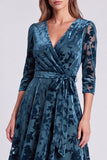 Vestido midi floral midi de terciopelo oliva en línea A con escote en V y cinturón