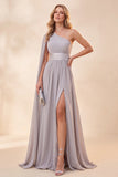 Vestido largo de chiffon gris claro de un solo hombro con abertura