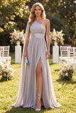 Vestido largo de chiffon gris claro de un solo hombro con abertura