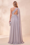 Vestido largo de chiffon gris claro de un solo hombro con abertura
