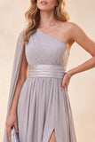 Vestido largo de chiffon gris claro de un solo hombro con abertura
