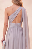 Vestido largo de chiffon gris claro de un solo hombro con abertura