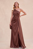 Vestido largo de sirena de un solo hombro de chocolate con abertura