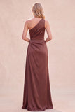 Vestido largo de sirena de un solo hombro de chocolate con abertura