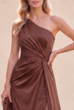 Vestido largo de sirena de un solo hombro de chocolate con abertura