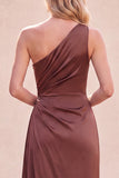 Vestido largo de sirena de un solo hombro de chocolate con abertura
