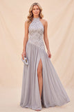Vestido largo de lentejuelas gris claro con escote halter y abertura